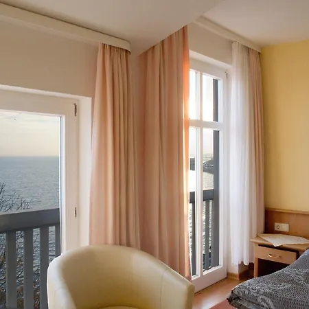 Faehrblick - Direkt Am Wasser Hotel *